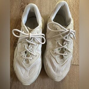 Women Adidas Ozweego Shoe size 8